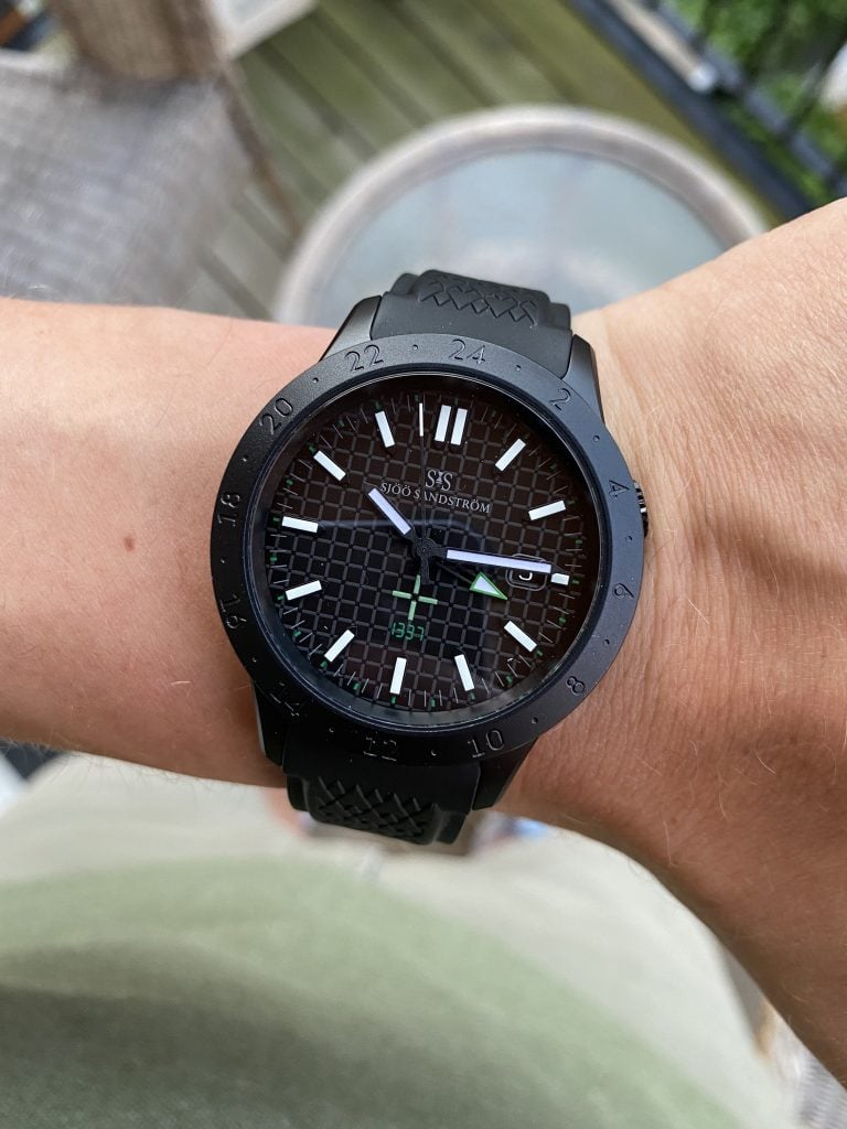 Sjöö sandström utc i svart pvd med rutmönstrad tavla, grön gmt-visare och 24-timmarslünett – hands-on sjöö sandström utc i svart pvd med rutmönstrad tavla, grön gmt-visare och 24-timmarslünett – hands-on