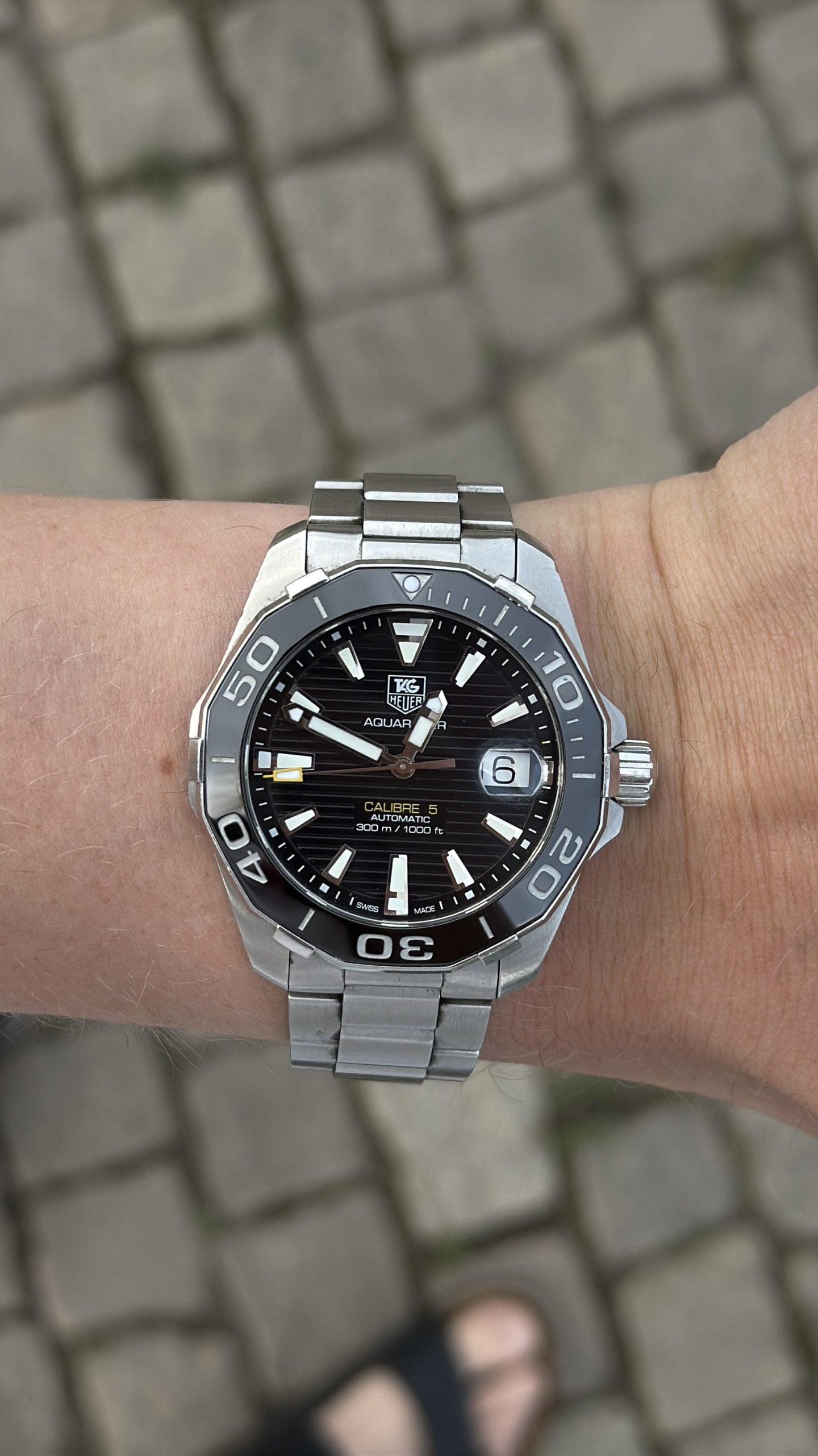 tag heuer aquaracer calibre 5 automatisk dykarklocka med svart tavla, svart lünett och stållänk – hands-on