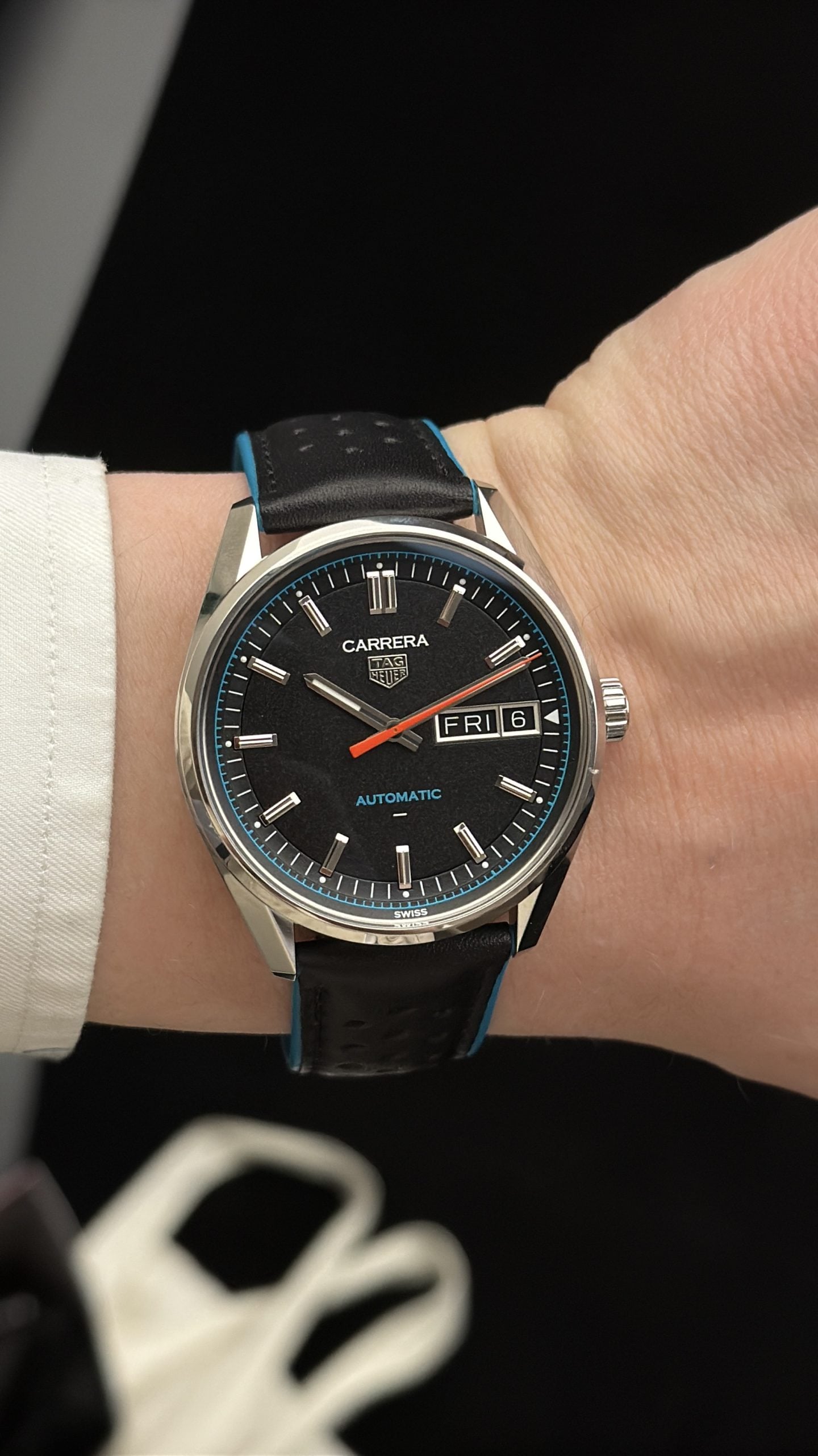 tag heuer carrera day-date automatisk med svart tavla, blå minutring, röd sekundvisare och läderrem – hands-on på handleden