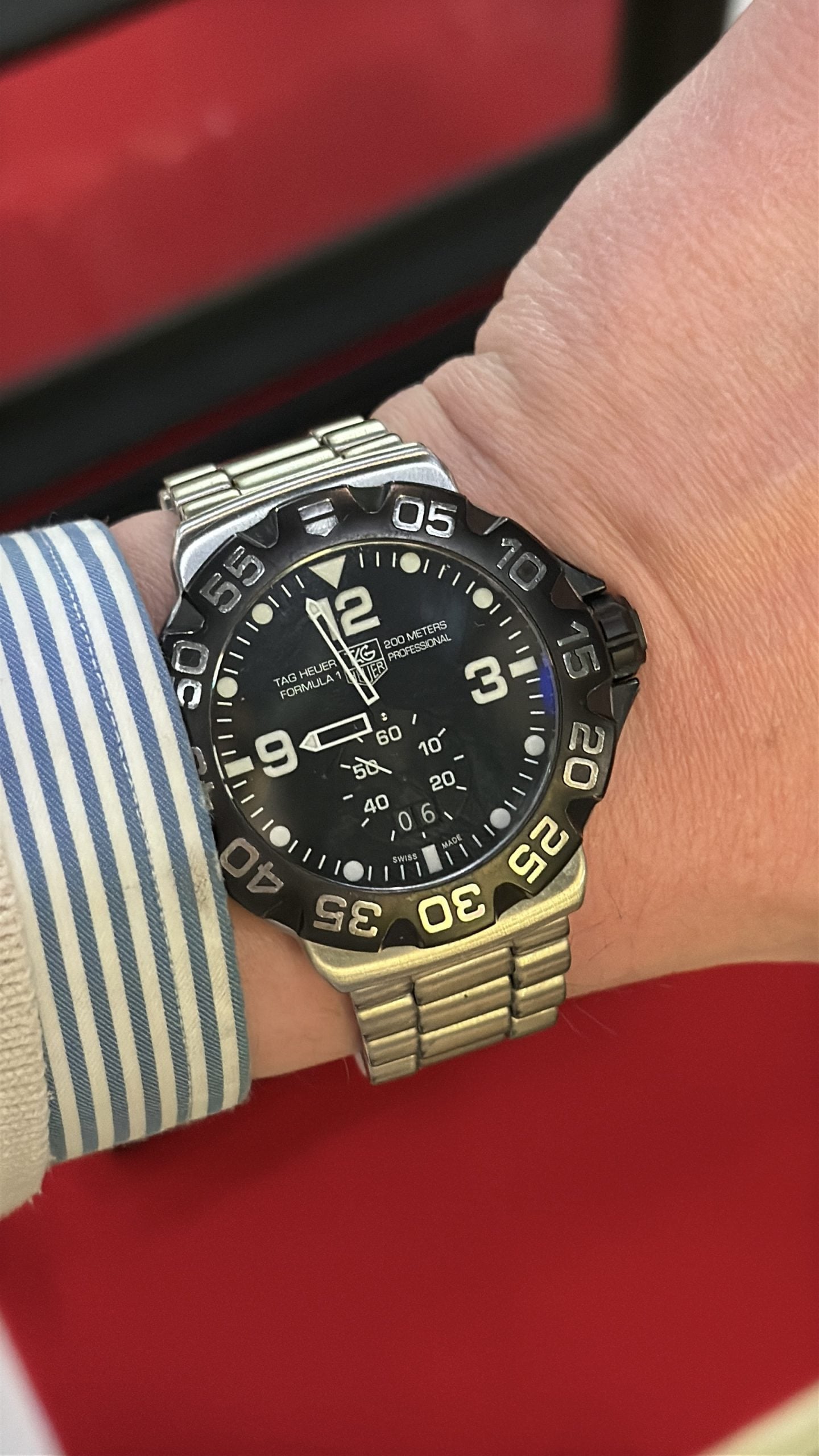 tag heuer formula 1 professional 200m med svart tavla, svart lünett och stållänk – hands-on på handleden