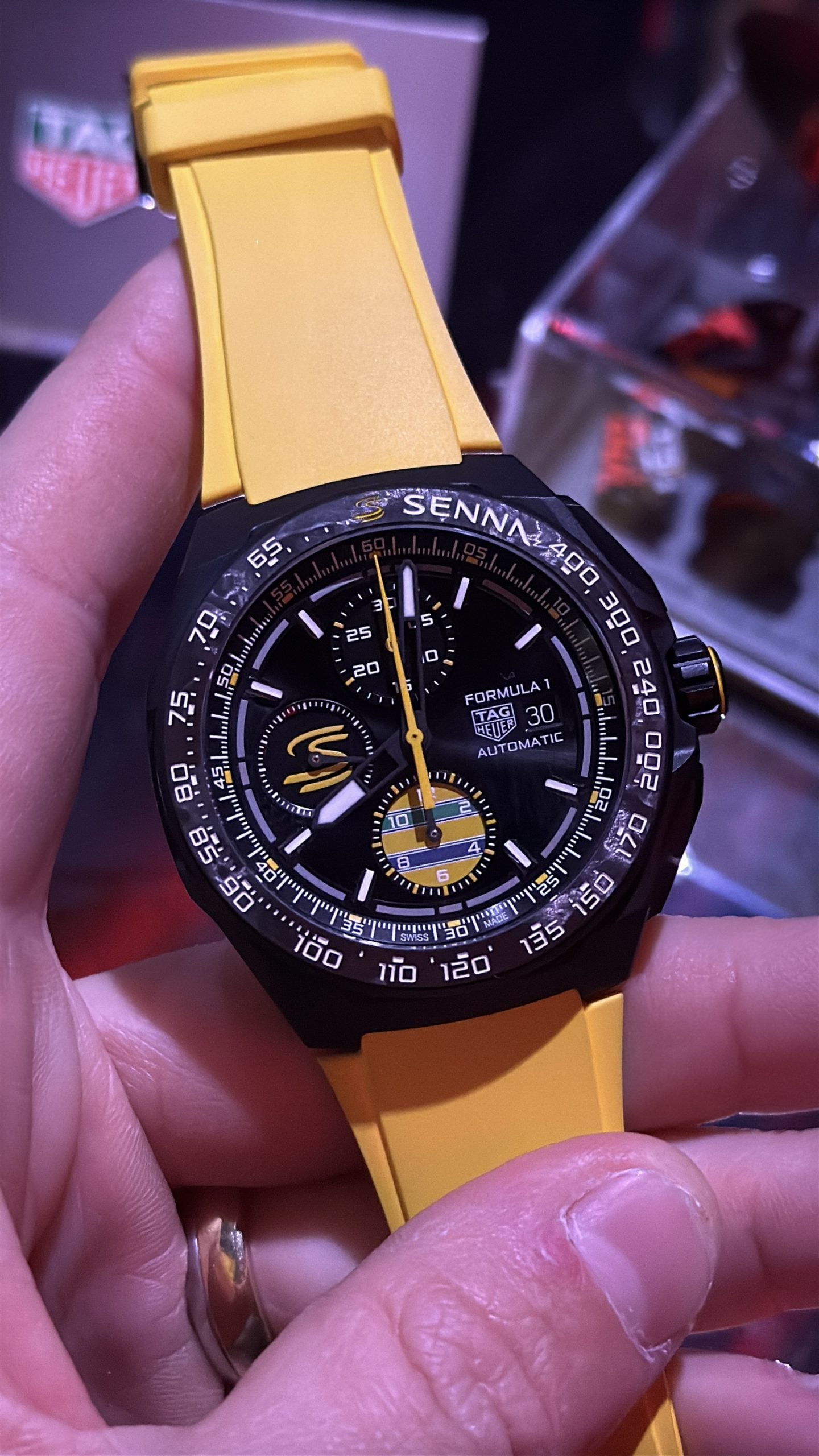 tag heuer formula 1 ayrton senna special edition automatisk kronograf med kolfiberlünett, svart tavla, gul senna-logotyp och gul gummirem – hands-on