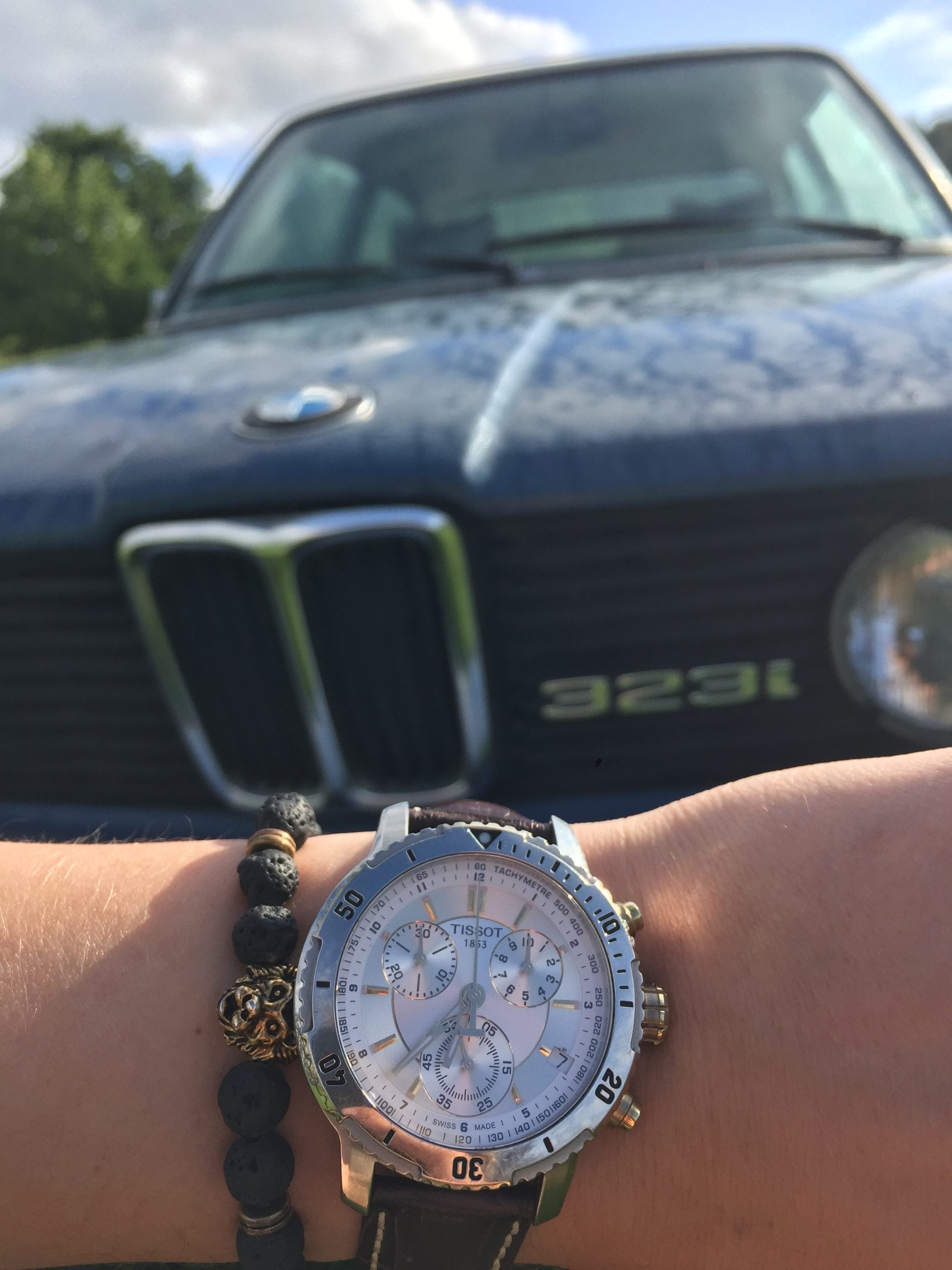 tissot chronograf med tachymeterlünett, ljus tavla och tre räkneverk på läderrem – hands-on på handleden