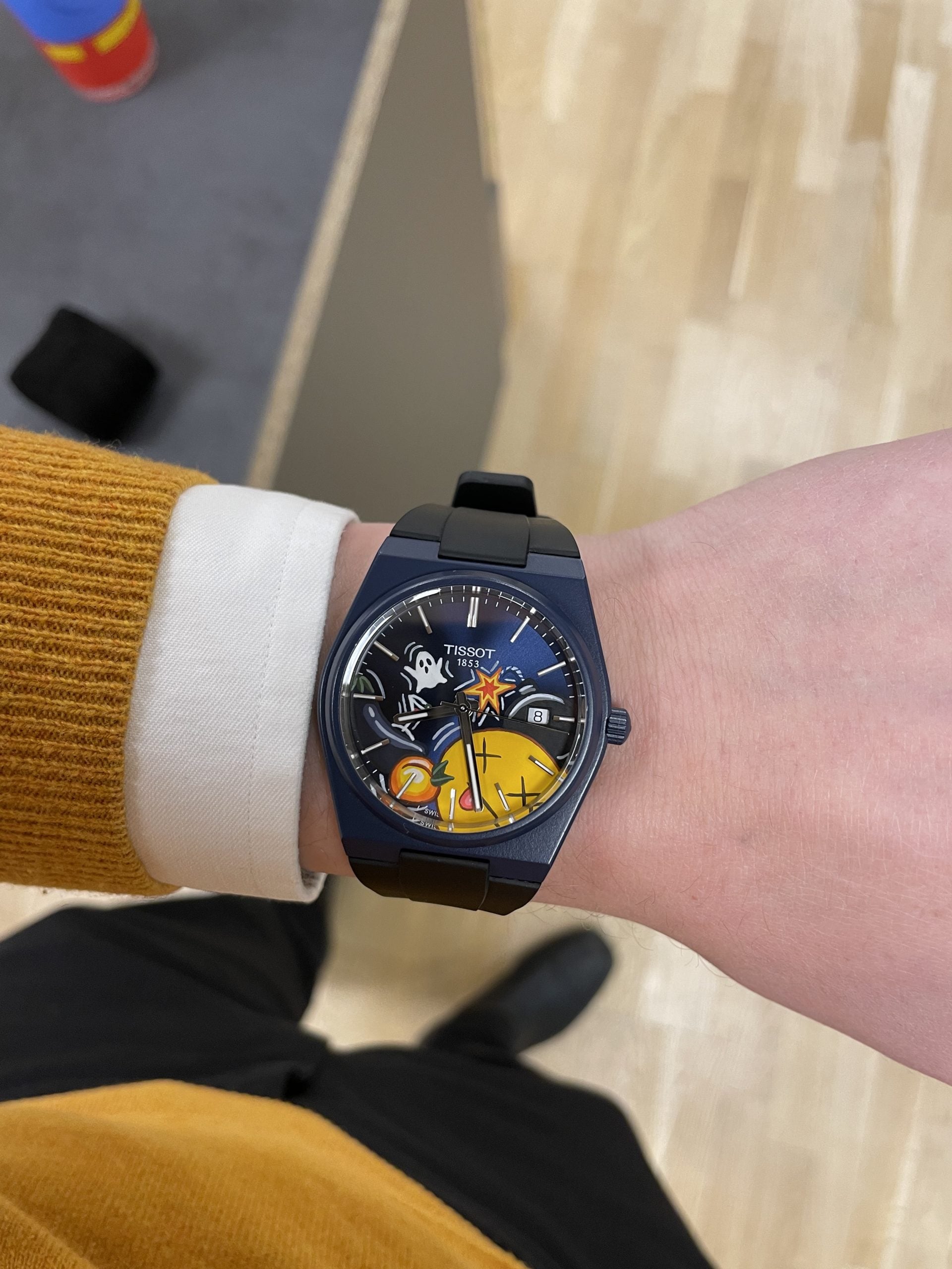 tissot prx i blått med illustrerad konstnärs-specialtavla och integrerad design – hands-on på handleden