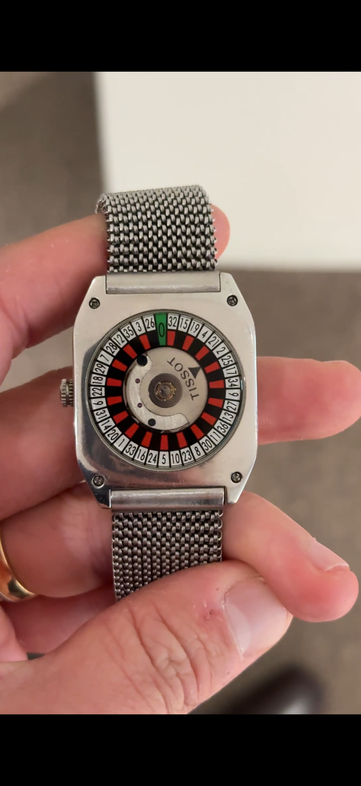 tissot vintage roulette-klocka med kuddformad stålkåpa, roulettehjul-tavla och mesh-armband – hands-on