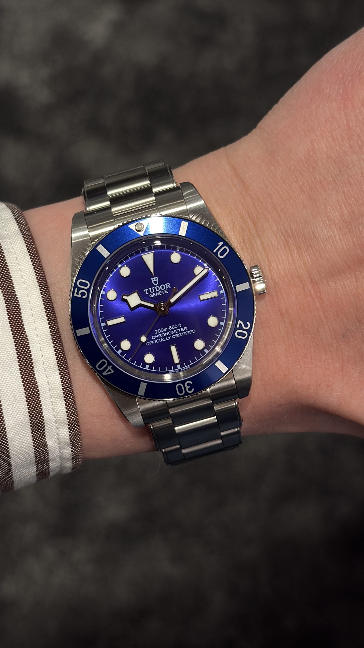 tudor black bay fifty-eight navy blue med blå tavla, blå lünett, snowflake-visare och stållänk – hands-on på handleden