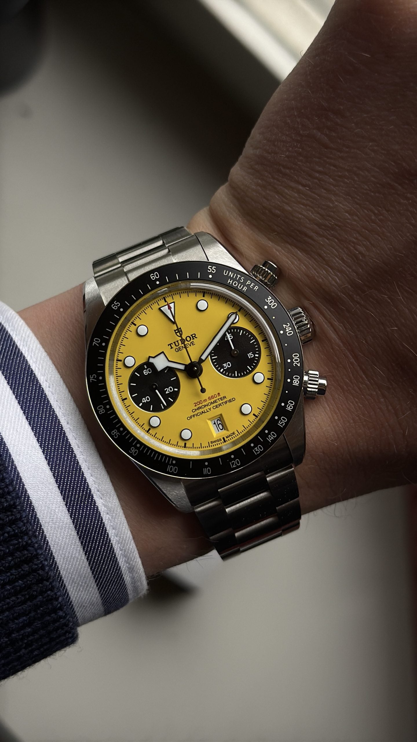 tudor black bay chrono med gul tavla, svarta räkneverk och svart tachymeterlünett på stållänk – hands-on på handleden