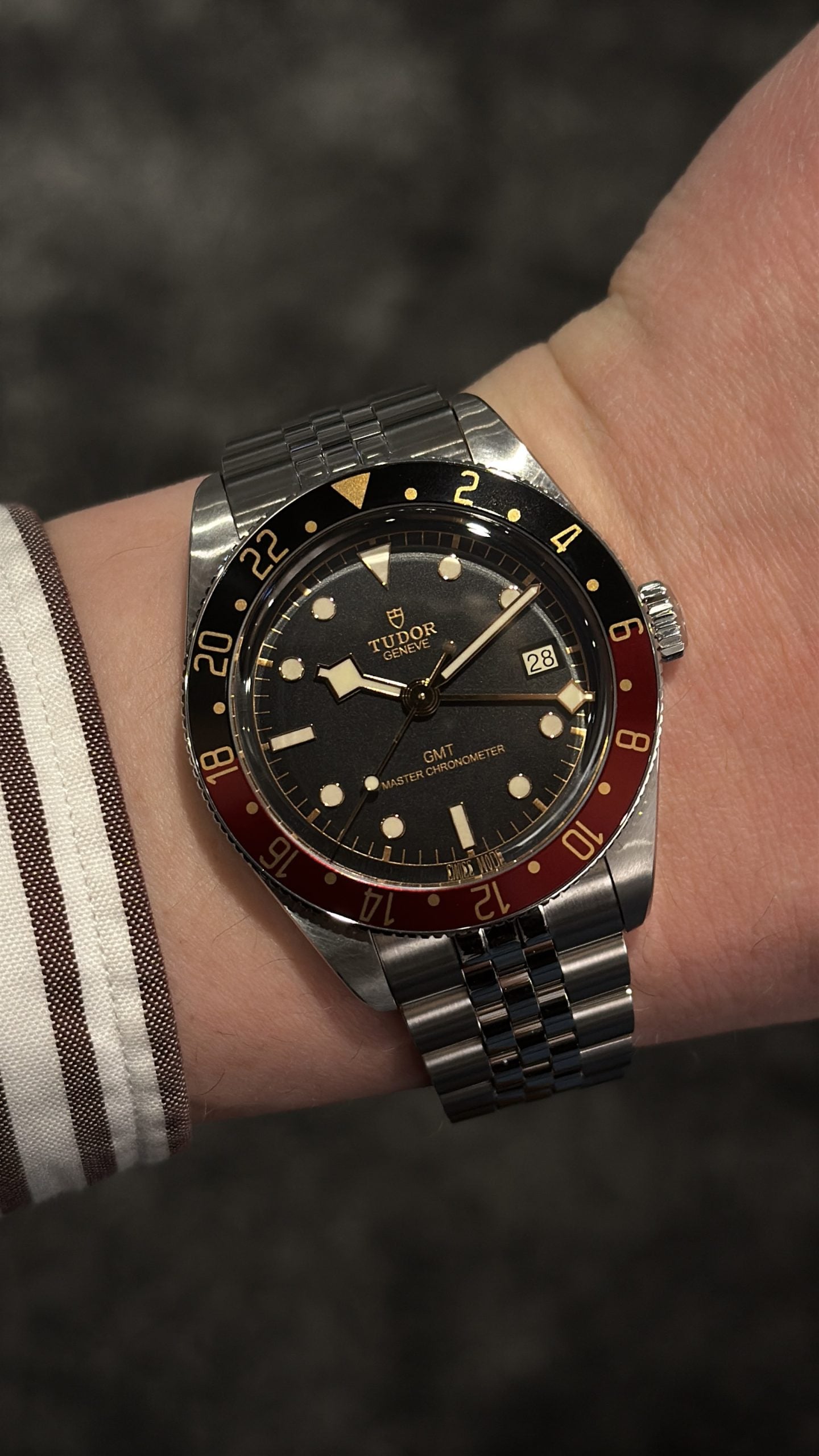 tudor black bay gmt med svart-bordeaux gmt-lünett, snowflake-visare, datum och jubilee-länk – hands-on på handleden