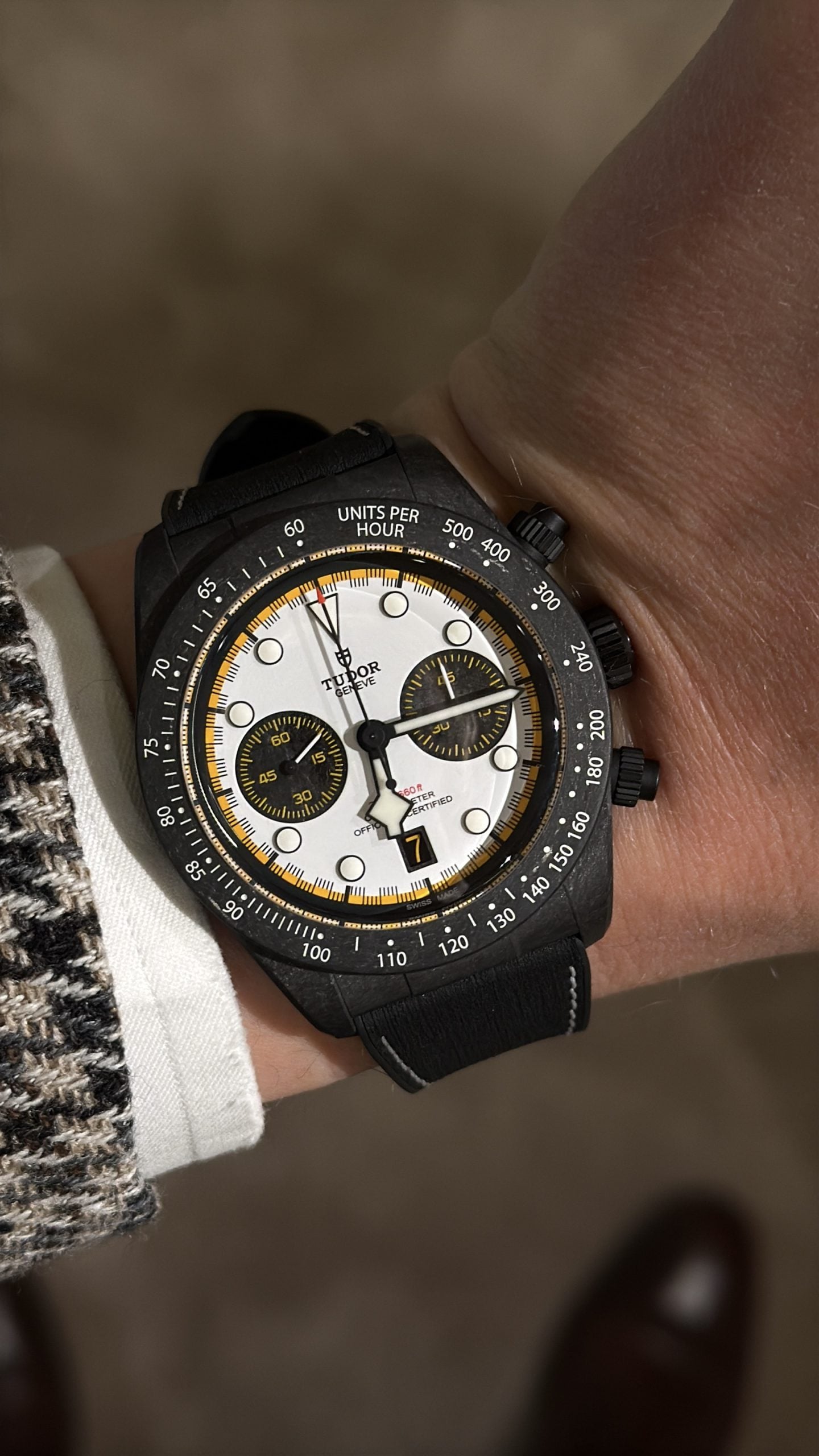 tudor fastrider black shield kronograf i matt svart kolfiber-kåpa med vit tavla, gula accenter och tachymeterlünett – hands-on på handleden