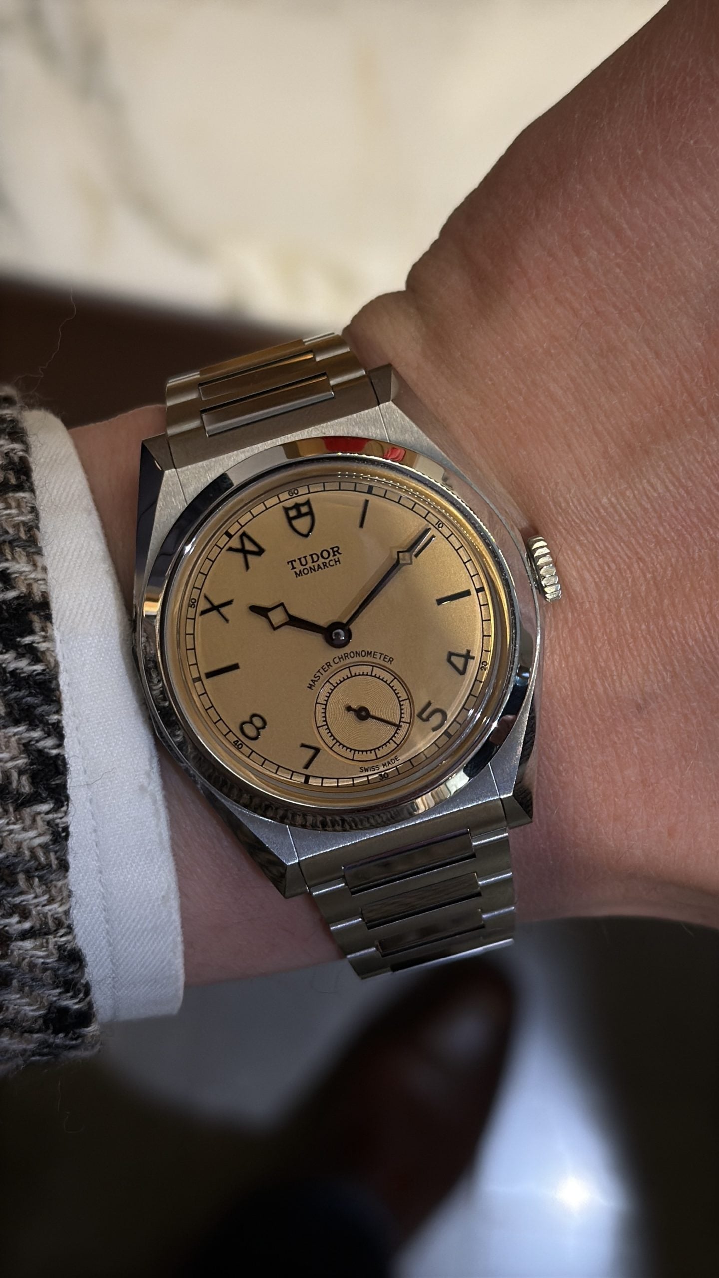 tudor monarch master chronometer med champagnefärgad tavla, arabiska siffror, liten sekund och integrerad stållänk – hands-on på handleden