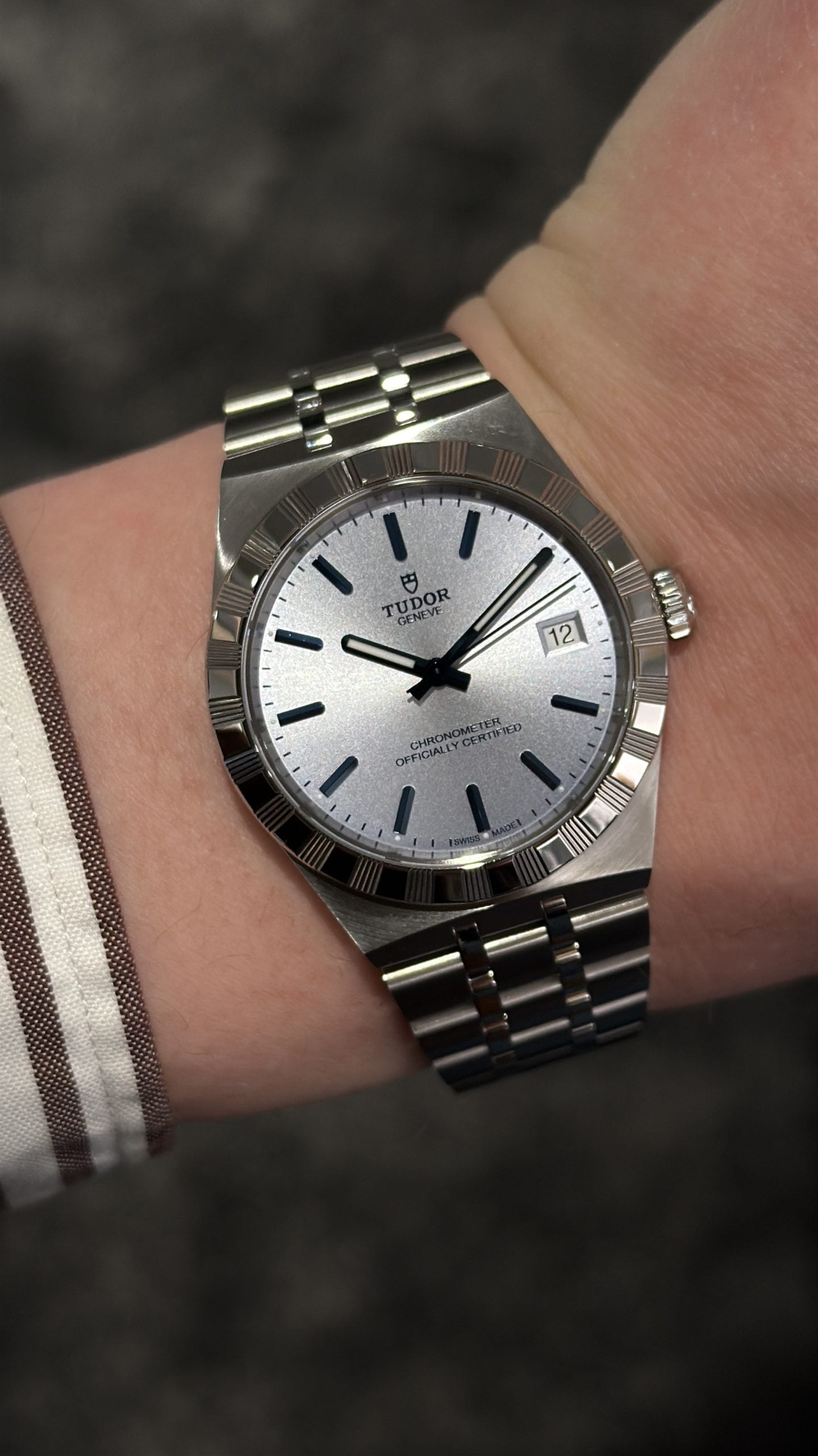 tudor royal med silverfärgad tavla, räfflad lünett, datum och integrerad stållänk – hands-on på handleden