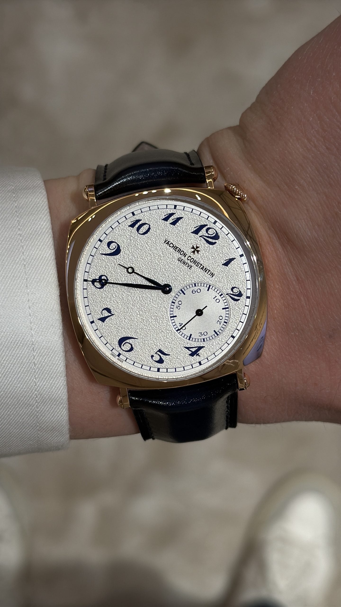vacheron constantin historiques american 1921 i roséguld med kuddformad boett, kornig silvertavla och blå snedställda siffror på blå läderrem – hands-on på handleden
