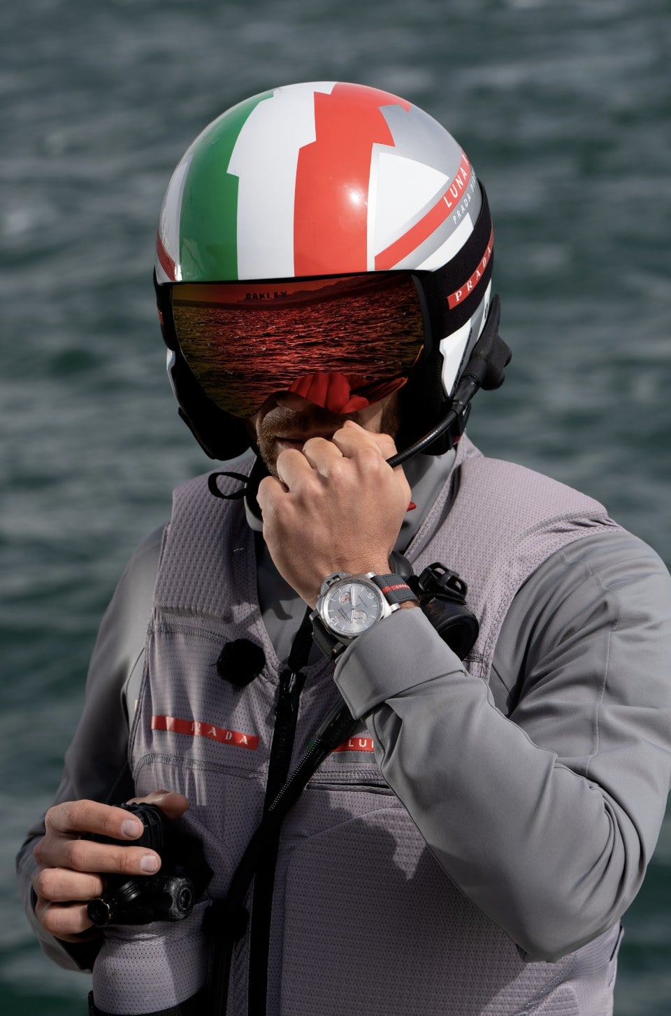 luna rossa-seglare i hjälm och skyddsglasögon vid vattnet, bärande en panerai luminor luna rossa-kronograf