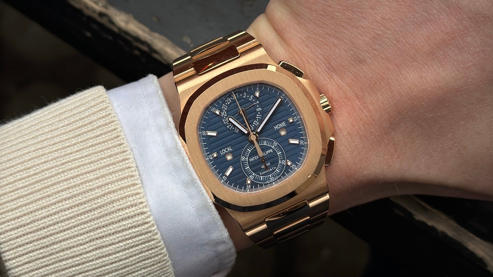 Patek philippe nautilus travel time chronograph 5990/1r i roséguld på handleden – blå urtavla med tiffany & co. -signatur. Foto: klockfeber. patek philippe nautilus travel time chronograph 5990/1r i roséguld på handleden – blå urtavla med tiffany & co.-signatur. foto: klockfeber.