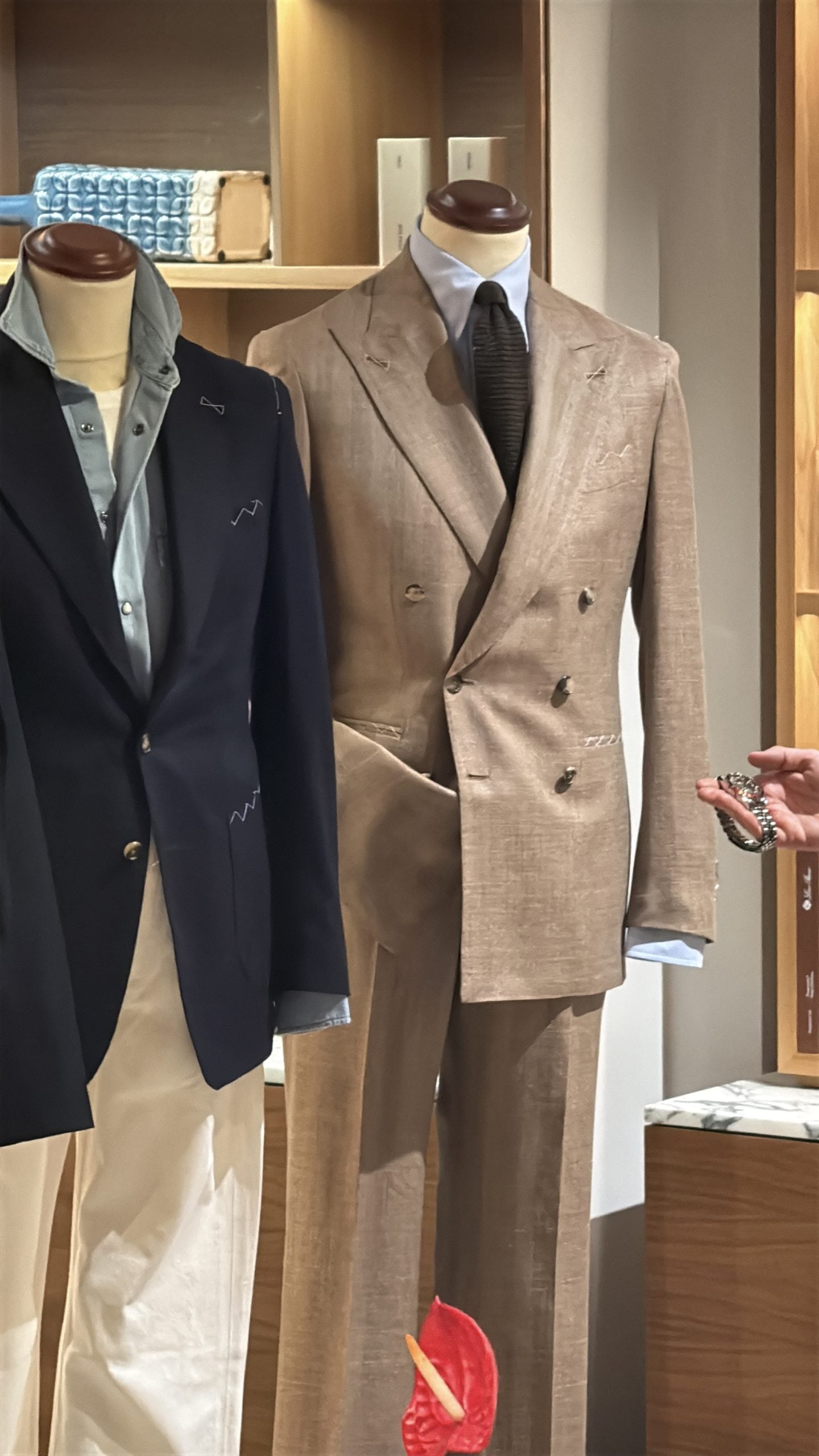 Rose & born-skrädderi – marinblå kavaj och beige dubbelknäppt linnekostym bredvid tudors klockor rose & born-skrädderi – marinblå kavaj och beige dubbelknäppt linnekostym bredvid tudors klockor