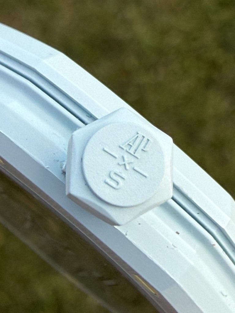 Royal pops medföljande klämma i närbild – fästet som gör klockan till ett fickur royal pops medföljande klämma i närbild – fästet som gör klockan till ett fickur