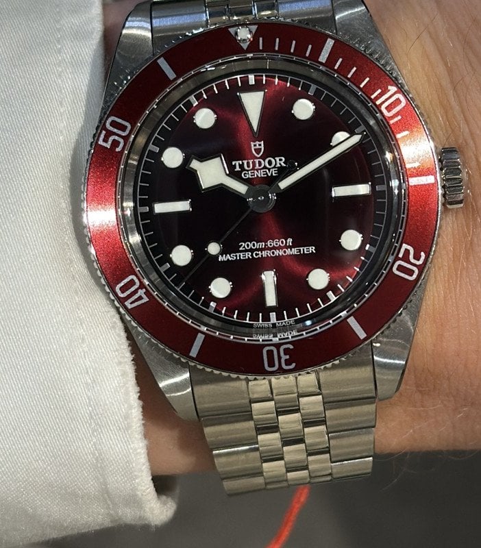 tudor black bay 58 burgundy med röd bezel och vinröd urtavla på handleden