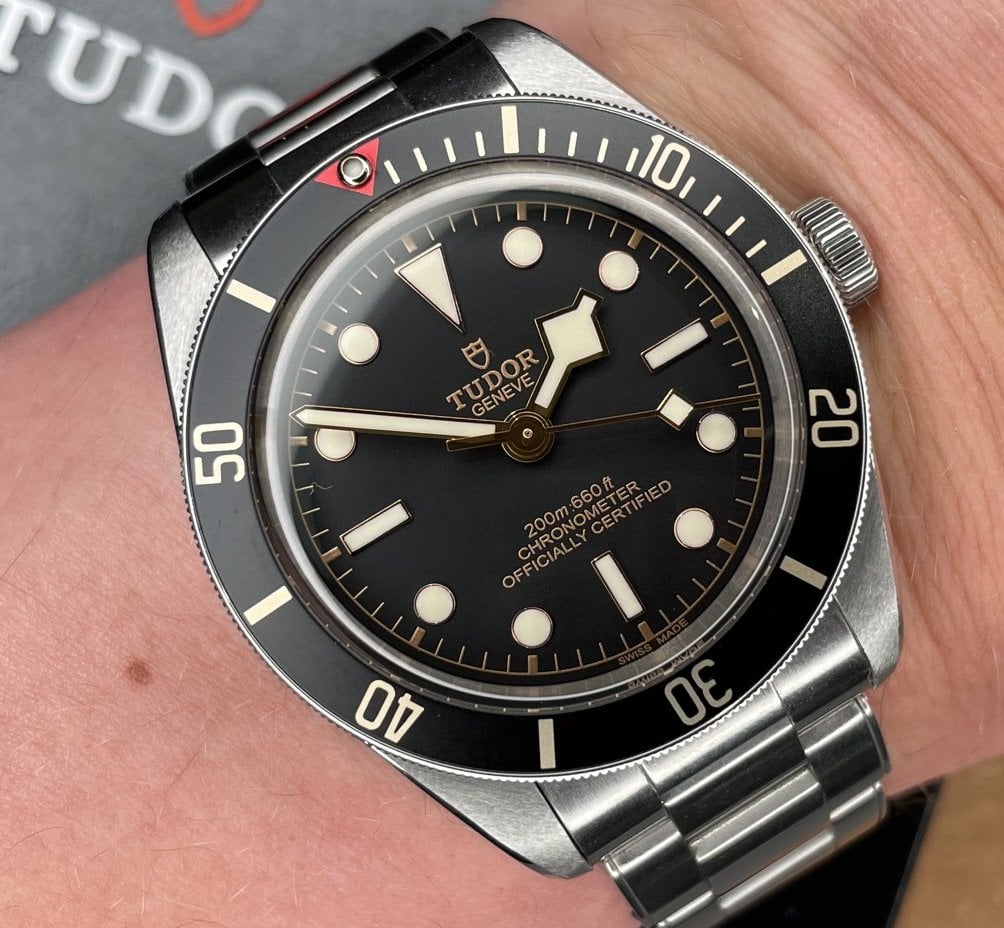 tudor black bay 58 i svart på handleden – snowflake-visare och röd bezel-triangel