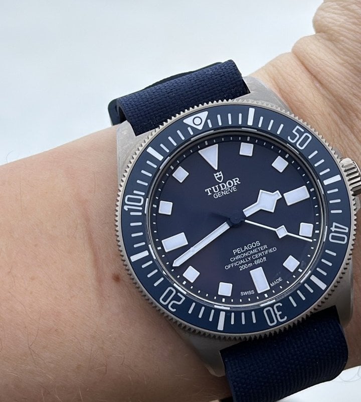 Tudor Pelagos FXD i blått titan med blå textilrem på handleden