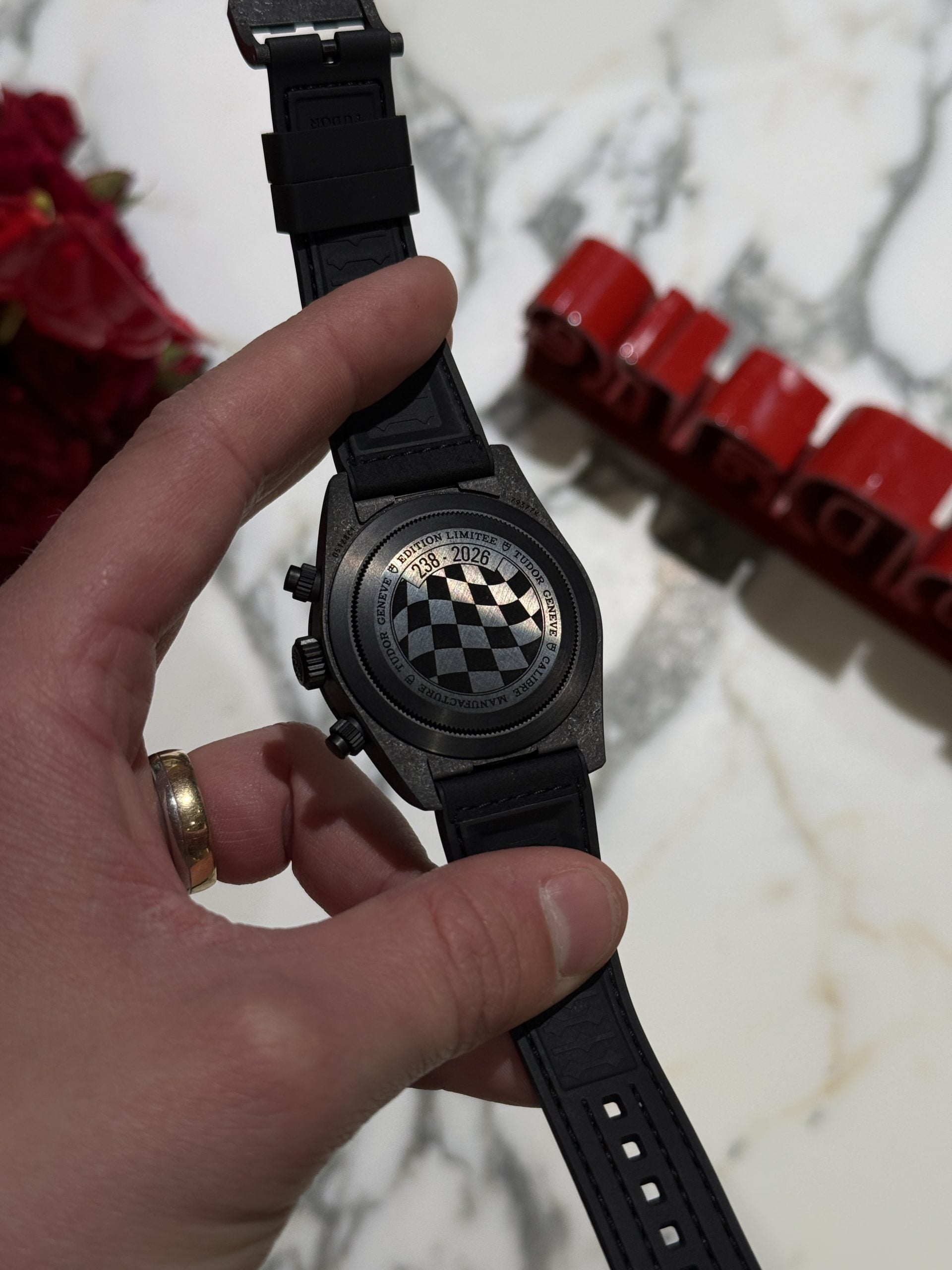 Baksidan på limiterade tudor pelagos fxd chrono, numrerad 238 med rutig målflagga och 2026-gravyr baksidan på limiterade tudor pelagos fxd chrono, numrerad 238 med rutig målflagga och 2026-gravyr