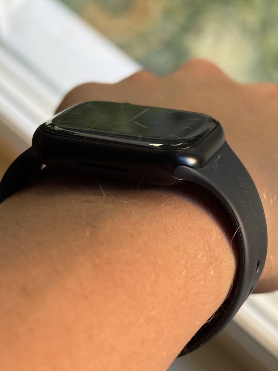 apple watch i profil på handleden där sportbandet går jämnt ut ur boettens spår utan glapp