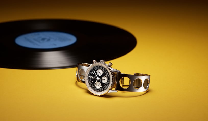 breitling navitimer b09 miles davis på den återupplivade air racer-länken i stål bredvid en vinylskiva med blå etikett