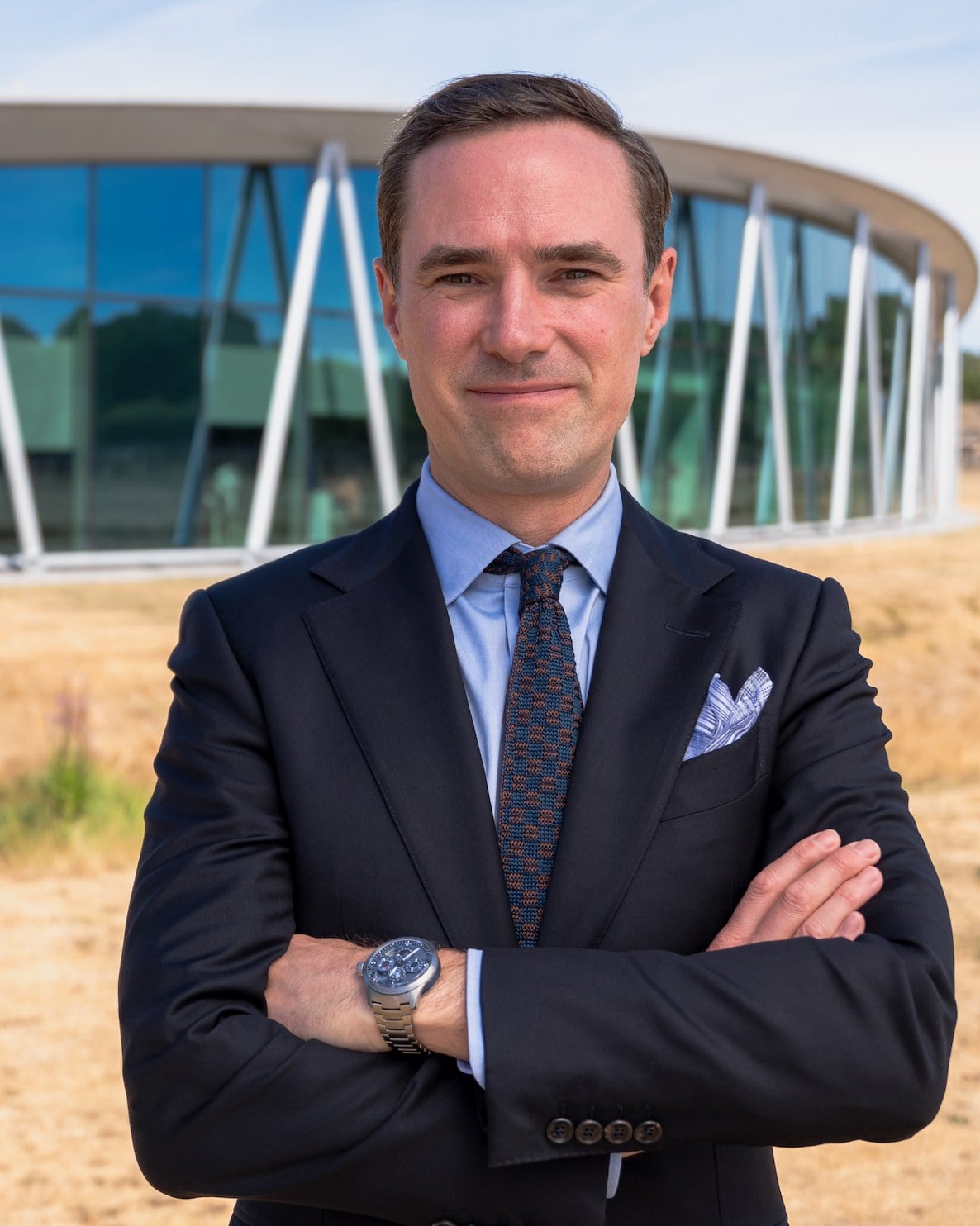 daniel bing, ny chief marketing officer på bremont, porträtterad utanför tillverkningsanläggningen the wing