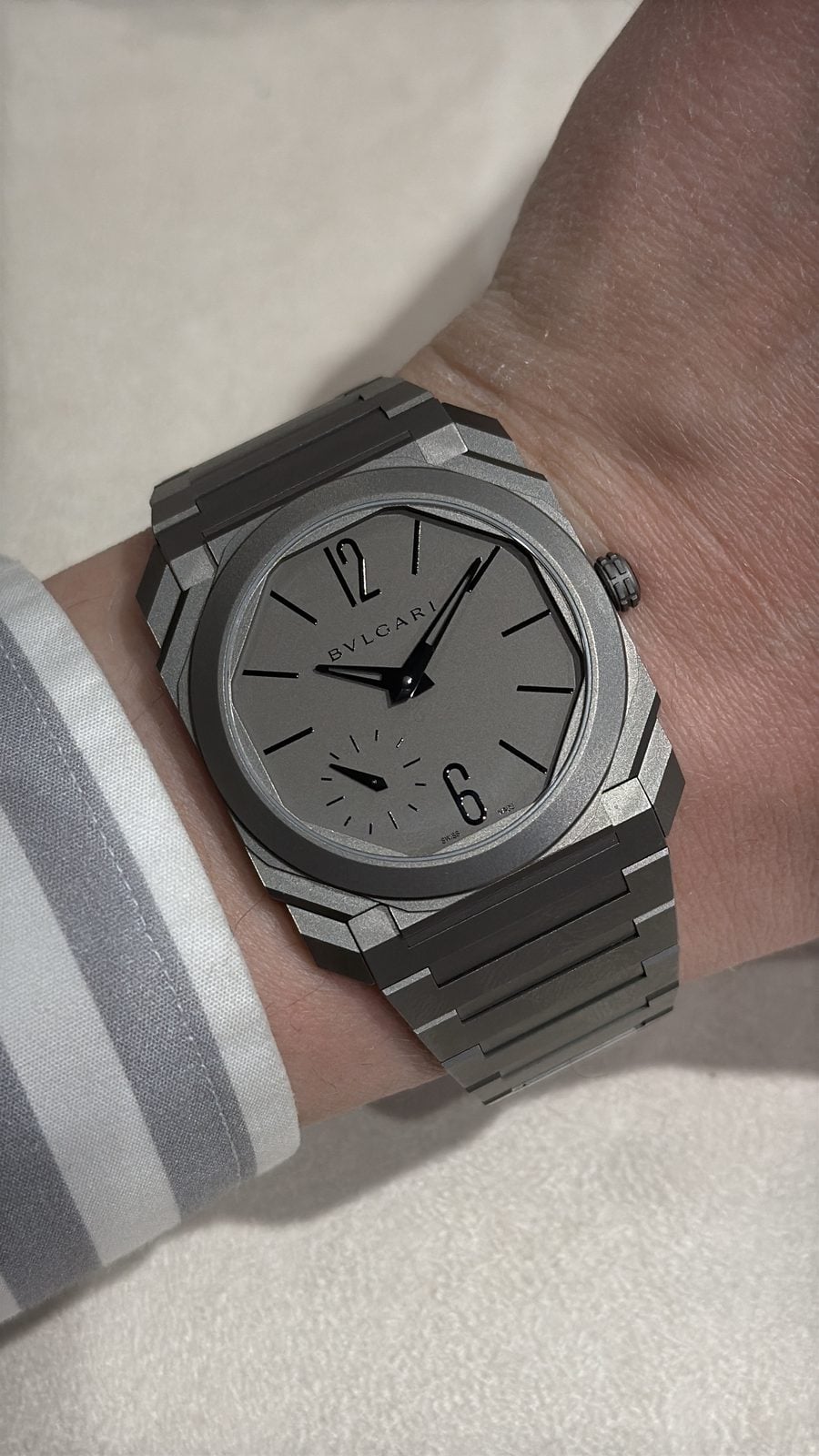 bulgari octo finissimo 37 i titan med grå urtavla och integrerat titanarmband på handleden