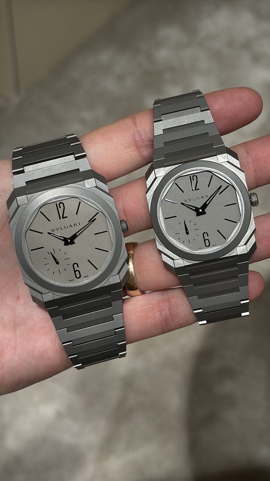 bulgari octo finissimo i titan i två storlekar i handflatan på watches and wonders 2026 i genève