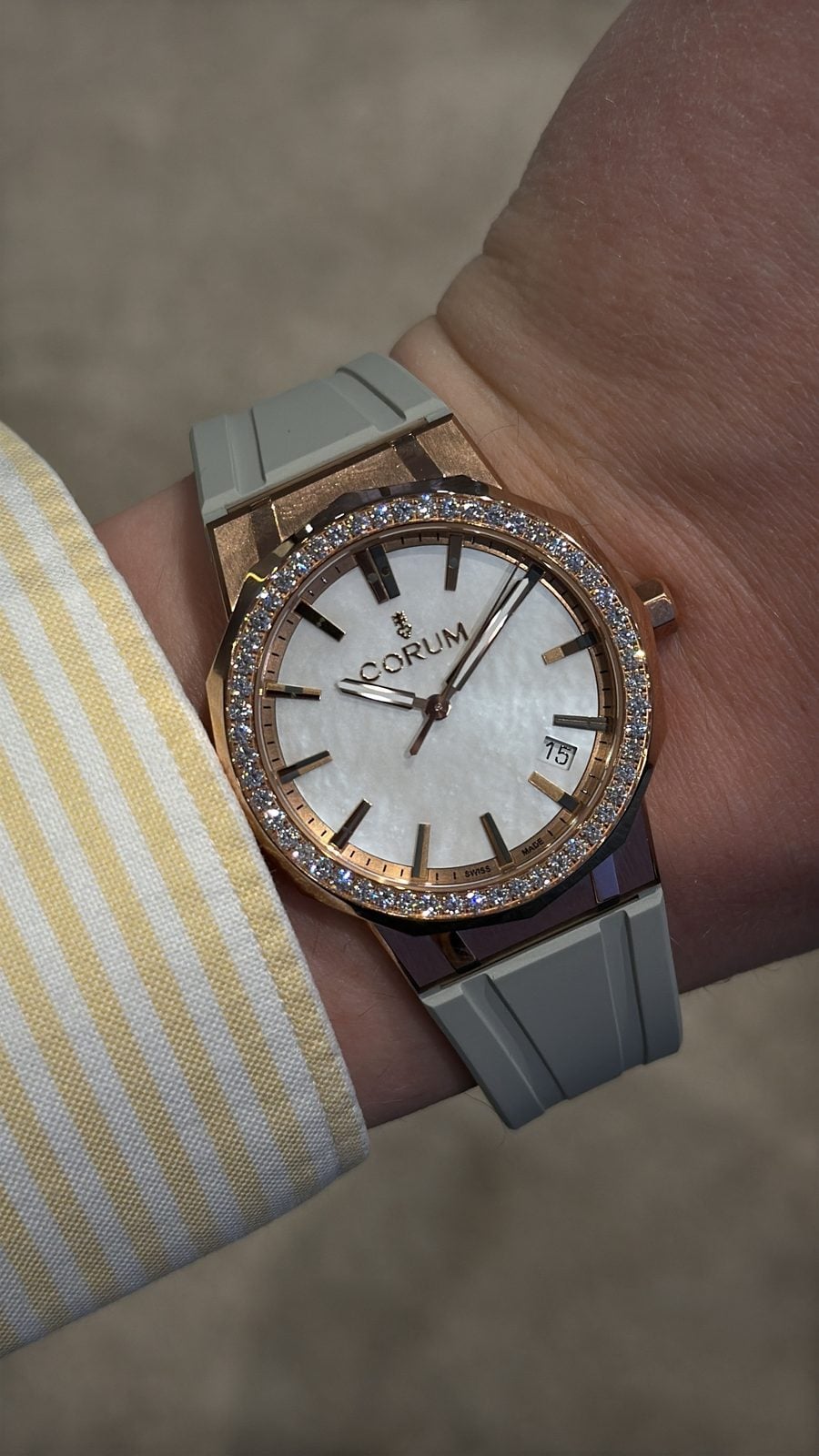 Corum admiral 36 i roséguld med diamantinfattad lünett och urtavla i vit pärlemor på grått gummiarmband corum admiral 36 i roséguld med diamantinfattad lünett och urtavla i vit pärlemor på grått gummiarmband