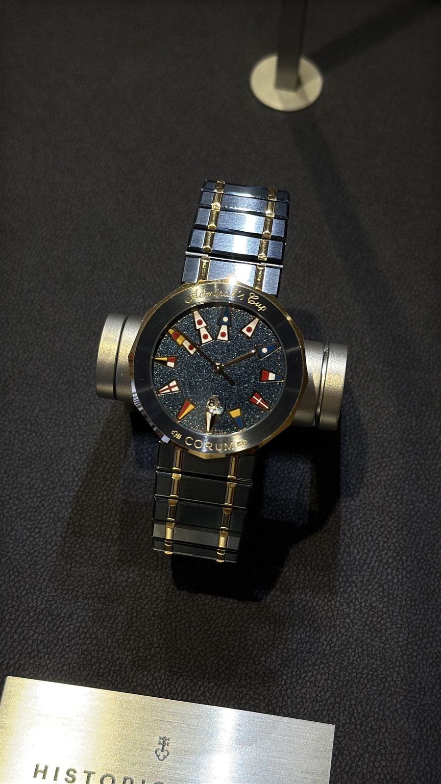 Historisk corum admiral's cup med nautiska signalflaggor i corums arkivvitrin på watches and wonders 2026 historisk corum admiral's cup med nautiska signalflaggor i corums arkivvitrin på watches and wonders 2026