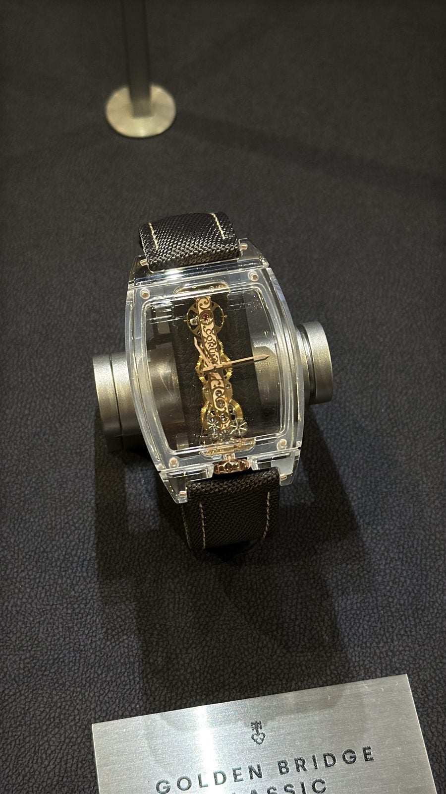 Corum golden bridge classic i helt genomskinligt safirfodral med det stavformade guldurverket synligt corum golden bridge classic i helt genomskinligt safirfodral med det stavformade guldurverket synligt