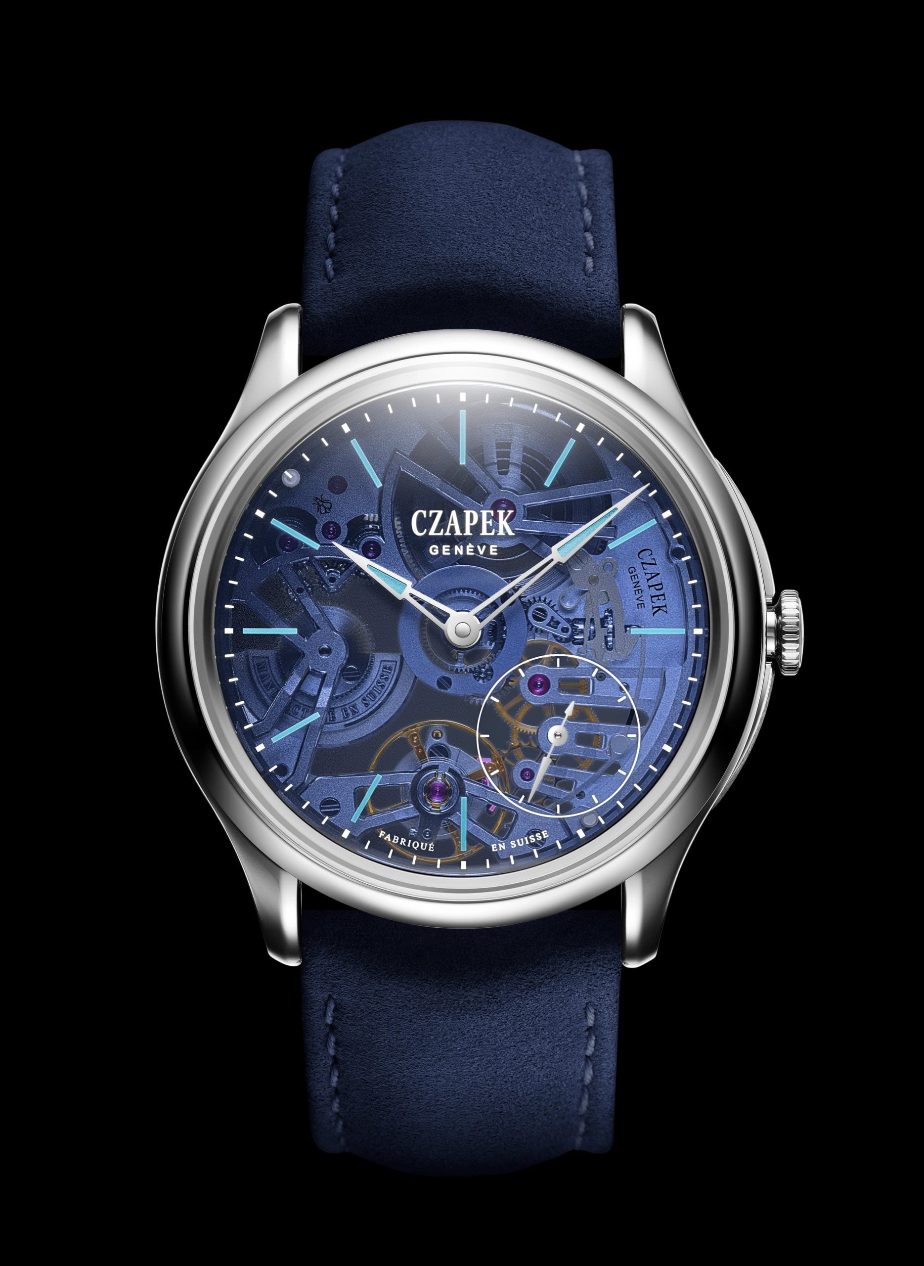 czapek promenade transparencies aqua blue rakt framifrån med blå safirurtavla och synligt skeletterat urverk mot svart bakgrund