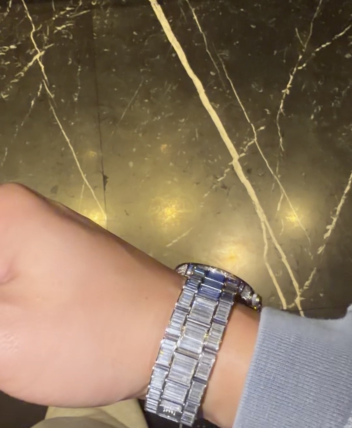 närbild på armbandet till drakes rolex daytona, där safirerna tonar från mörkblått till isblått