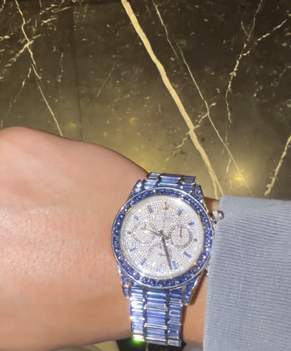 drakes ice gradient daytona på handleden – blå safirram och helt stensatt armband