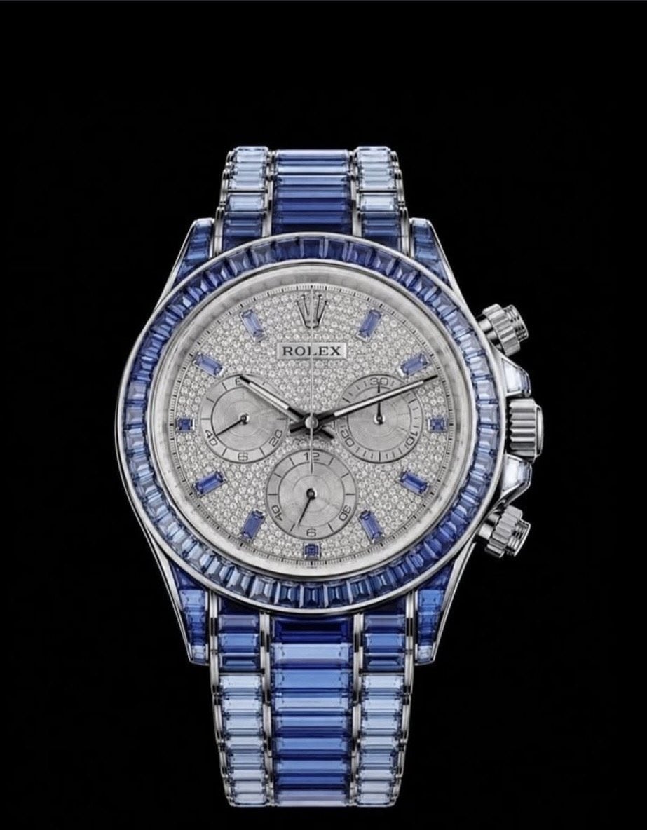 rolex ice gradient daytona med safirinfattad ram och pavésatt urtavla mot svart bakgrund