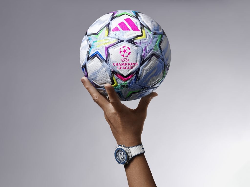 hublot big bang reloaded uefa champions league titanium ceramic på en handled som håller upp champions league-matchbollen