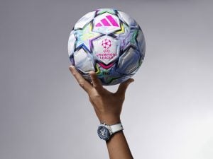 hublot big bang reloaded uefa champions league titanium ceramic på en handled som håller upp champions league-matchbollen