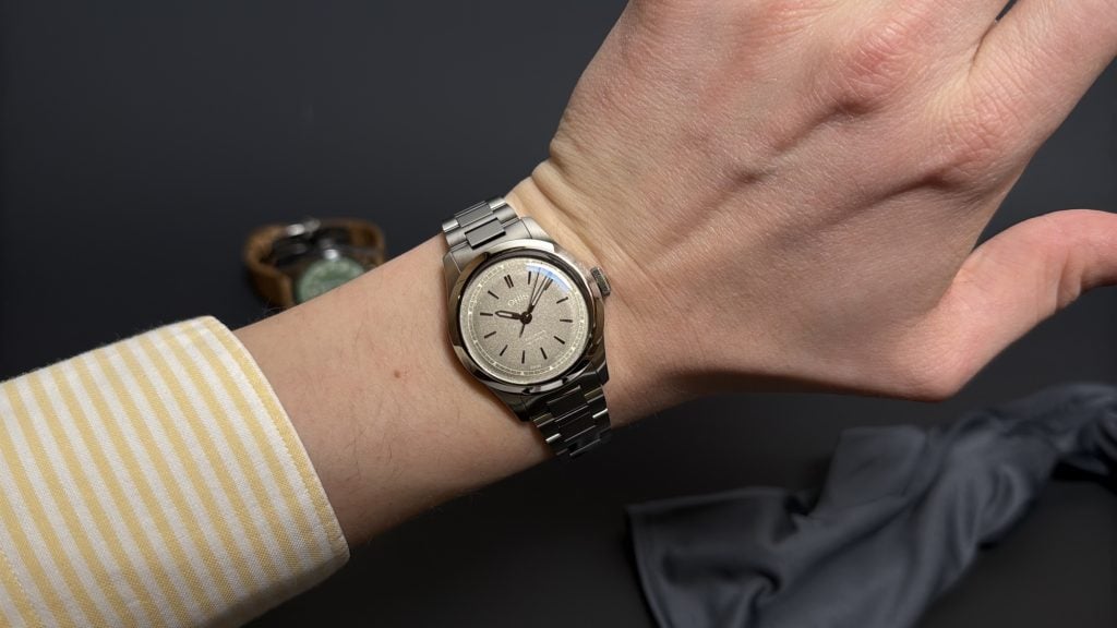 oris big crown 34 mm med champagnefärgad struktururtavla och indexmarkeringar, på handleden.