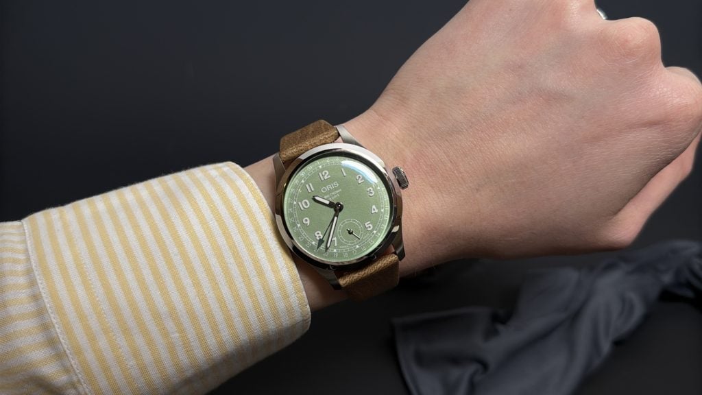 oris big crown 5 days calibre 403 i grönt på handleden, med liten sekund och pekardatum.