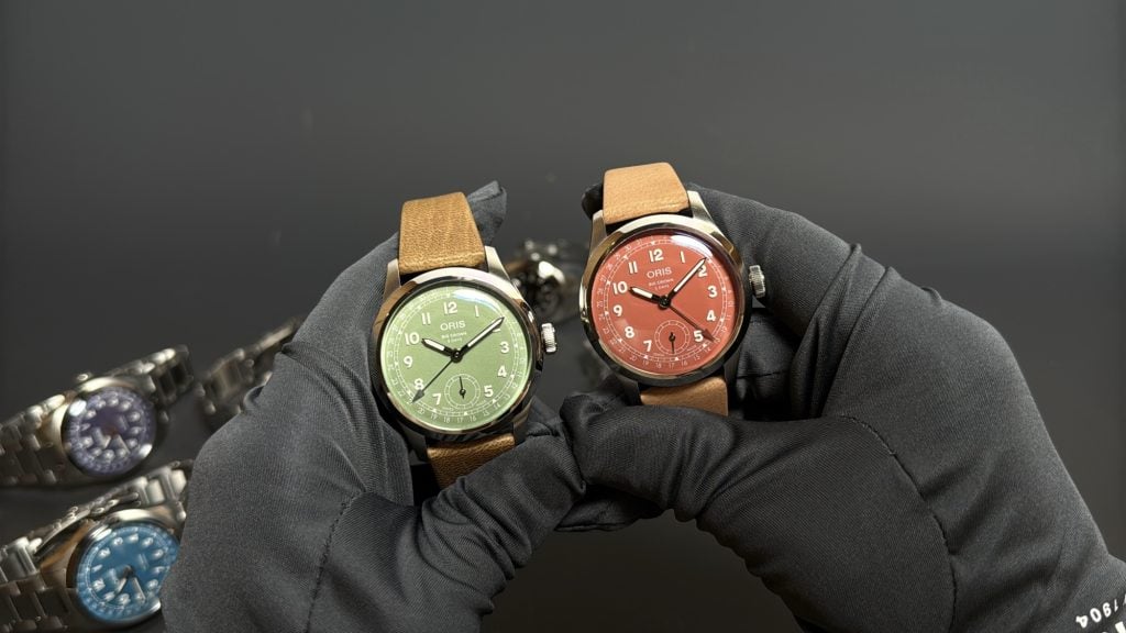oris big crown 5 days med calibre 403 i grönt och terrakotta, båda på ljust läderband.