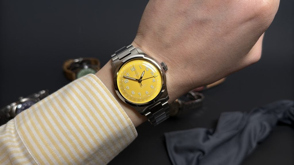 oris big crown pointer date med solgul urtavla på stållänk, buren på handleden.