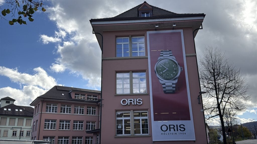 oris huvudkontor i hölstein med en grön big crown pointer date calibre 403 på fasaden.