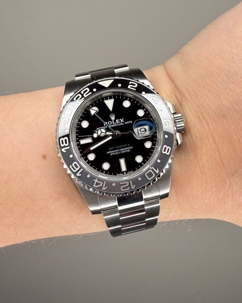 rolex gmt-master ii bruce wayne med grå och svart keramiklünett på oysterarmband, på handleden
