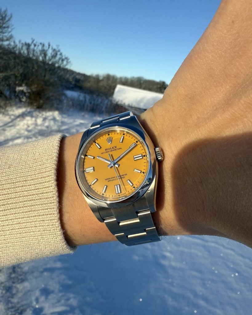 Rolex oyster perpetual 36 ref 126000 med gul urtavla buren på handleden i vintersol rolex oyster perpetual 36 ref 126000 med gul urtavla buren på handleden i vintersol