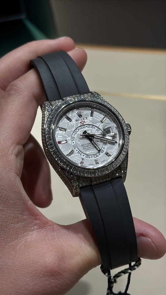 Rolex sky-dweller 326259tbr med meteoriturtavla och fabrikssatta baguettediamanter rolex sky-dweller 326259tbr med meteoriturtavla och fabrikssatta baguettediamanter
