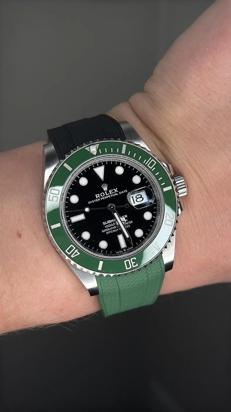 rolex submariner kermit med svart och grönt gummiarmband jämförda på handled