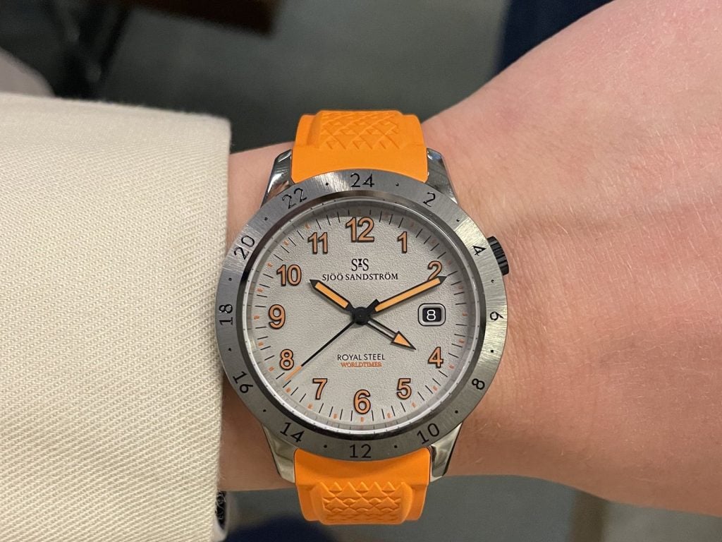Sjöö sandström annual edition 2023 på royal steel worldtimer med orange siffror och tungstenlünett sjöö sandström annual edition 2023 på royal steel worldtimer med orange siffror och tungstenlünett