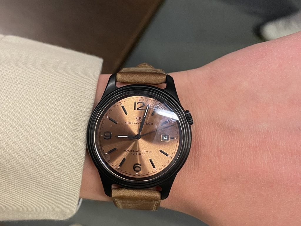 Sjöö sandström royal black copper med kopparfärgad urtavla och svart fodral sjöö sandström royal black copper med kopparfärgad urtavla och svart fodral