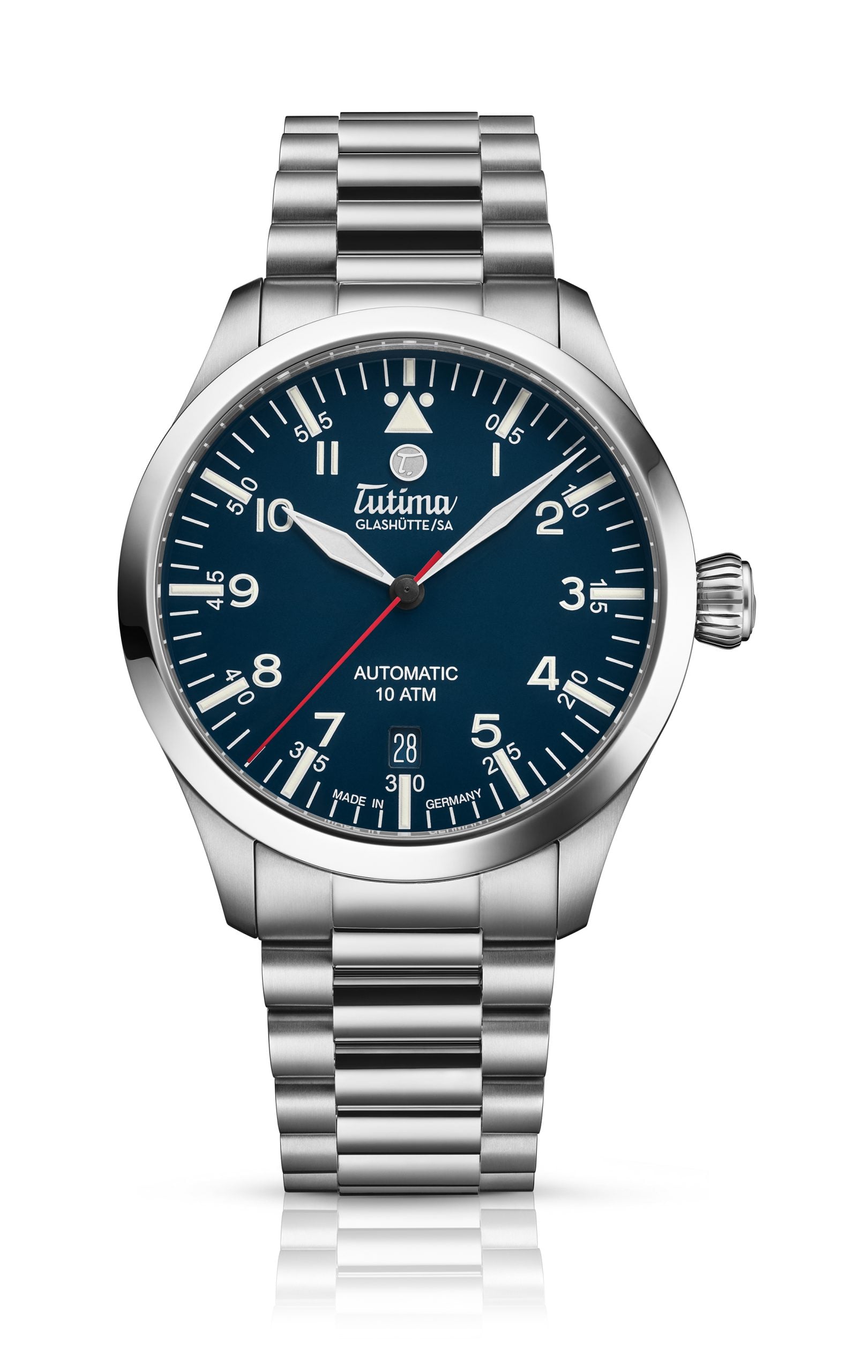 tutima flieger t5 med blå urtavla rakt framifrån på titanarmband, med triangulärt nollindex vid tolv