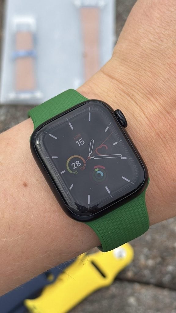 apple watch series 7 i 41 mm med wristbuddys silikonarmband i vertech green på handleden